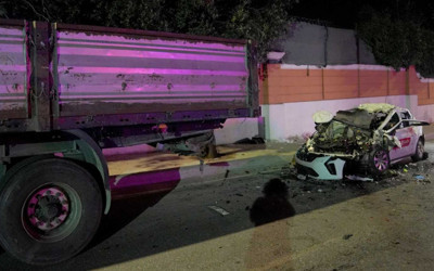 Büyükçekmece'de otomobil tıra çarptı: 1 kişi öldü, 3'ü ağır 4 kişi yaralandı