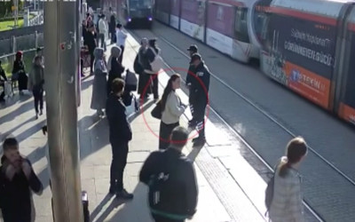 Güvenlik görevlisinin saniyelik hamlesi ile kurtuldu! Yürekleri ağza getiren anlar böyle kaydedildi