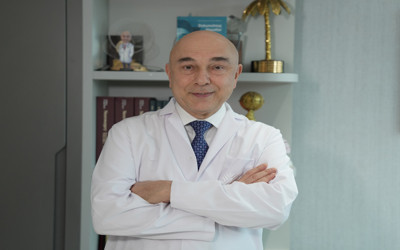 Parkinson'un ilk sinyali 'basit' bir titreme olabilir! Günlük yaşamı etkileyen titremelere karşı beyin pili ve akıllı ses ötesi tedavisi
