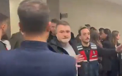 Adliye koridorunda gerginlik! Ufuk Tetik, görüntü alan gazeteciye vurdu