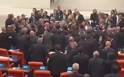 TBMM Genel Kurulu’nda AK Parti ve CHP milletvekilleri arasında arbede