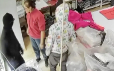 Kadın terzi gasp için dükkana gelenleri tokatlayarak çıkardı