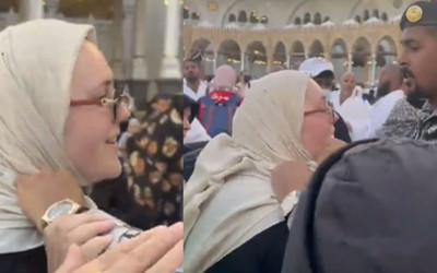 Umreye giden kadın, Kabe'nin örtüsünü kesti