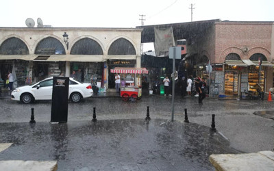 Adana'da sağanak hayatı olumsuz etkiledi