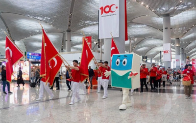 Çocuklara 23 Nisan sürprizi! İstanbul Havalimanı'nda hediye sevinci...