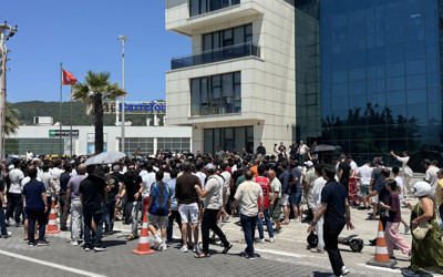 Marmaris'te çarşı esnafından belediyeye "gölgelik" protestosu