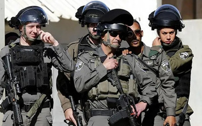 İsrail polisi, Doğu Kudüs'te Filistinli gençlerin bulunduğu araca el bombası attı