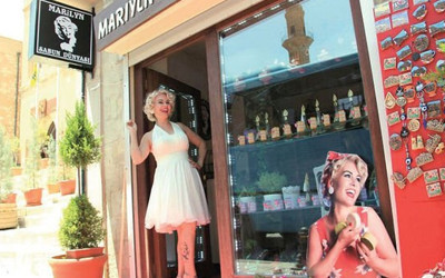 Mardin'in Marilyn Monroe'su Melek Akarmut tutuklandı
