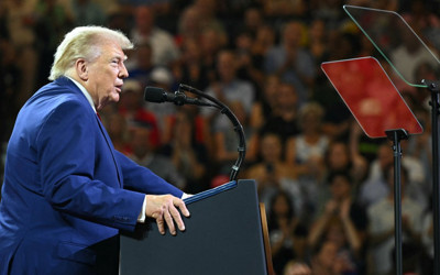 Trump konuşurken ilginç anlar! Seyircinin yaptığı hareketler gündem oldu