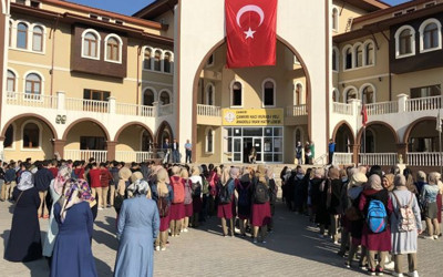 İmam hatipte tepki çeken afiş! YKS'de derece yapan kız öğrencilere sansür