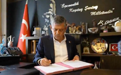 Özgür Özel CHP'den istifa videosu! Vatana millete hayırlı olsun deyip imzaladı