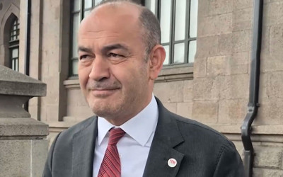Özgür Karabat, YENİ Parti rozetini takan ilk isim oldu