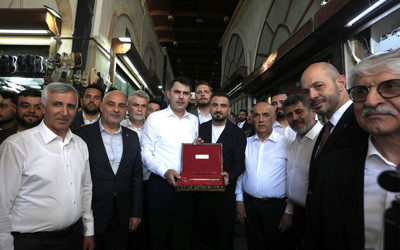 Bakan Kurum'a Kahramanmaraş'ta yeniden ihya edilen Kapalı Çarşı'nın sembolik anahtarı verildi
