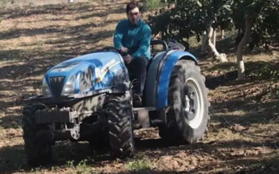 Şöhreti bıraktı 20 dönüm alanda sulama yapıyor! Burak Hakkı ceviz hasadı için gün sayıyor