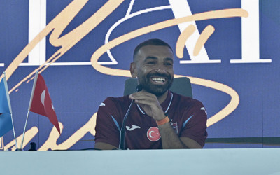 Trabzon'da tarihi akşam! Salah binlerce kişinin önünde imza attı