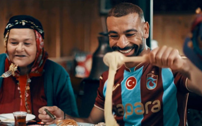 Salah kuymak ve karalahana sarması yedi! Trabzonspor'dan göndermeli paylaşım: Milyonlarca kez izlendi
