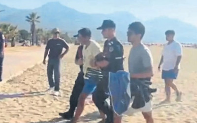 Kuşadası'nda plajda hırsızlık! Suçüstü yakalandı, mesleği herkesi şaşkına çevirdi