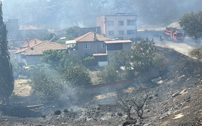 Edremit'te korkutan yangın! Alevler yerleşim yerine yaklaştı 9 uçak 6 helikopter