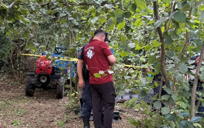 Ordu'nun Altınordu ilçesinde tarım aracı devrildi: Sürücü hayatını kaybetti.