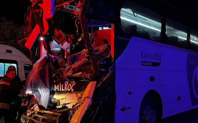 İki ilde yolcu otobüsü kazası! Ölenler ve çok sayıda yaralı var