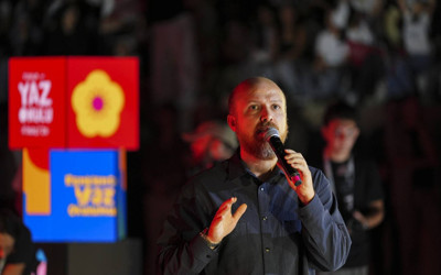 Bilal Erdoğan TÜGVA finalinde “Kardan Aydınlık” ezgisini seslendirdi