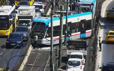 Beyoğlu'nda tramvay raydan çıktı
