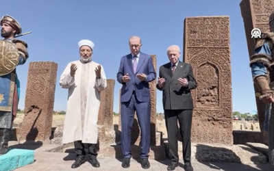 Erdogan ve Bahçeli Selçuklu Meydan Mezarlığı'nı ziyaret etti