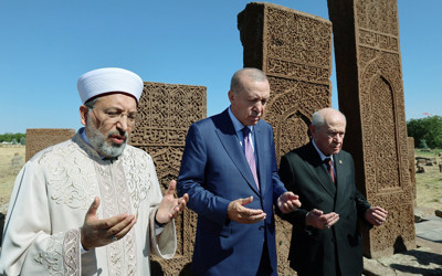 Cumhurbaşkanı Erdoğan, Selçuklu Meydan Mezarlığı'nı ziyaret etti