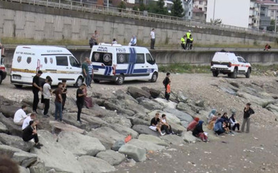 Rize'de denize giren 2 kardeşten biri öldü