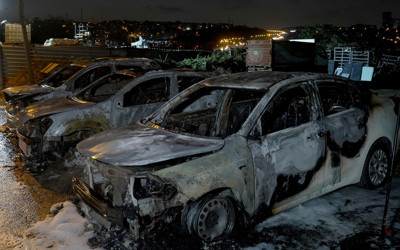 Avcılar'da otomobil galerisinde yangın çıktı 3 araç kullanılamaz hale geldi