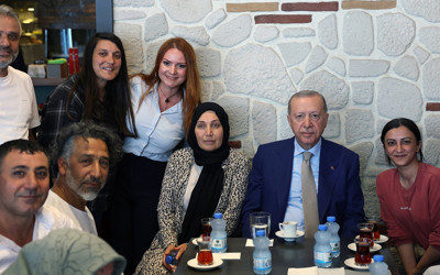 Cumhurbaşkanı Erdoğan, Üsküdar'da esnafı ziyaret etti