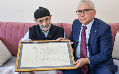 Esir düşen askerlerin mektupları 113 yıl sonra ailelerine teslim edildi