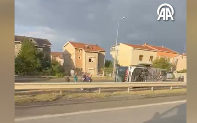 İstanbul'da havalimanı personelini taşıyan servis otobüsü devrildi!