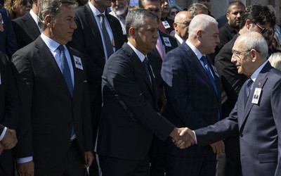Kemal Kılıçdaroğlu ile Özgür Özel cenaze töreninde tokalaştı