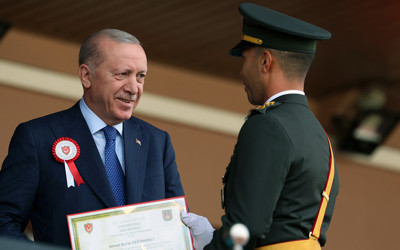 Harp okulu birincisi imam hatipten çıktı! Değirmenci'ye diplomasını Erdoğan verdi