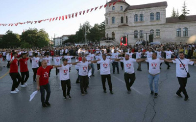 Sivas'ta 1058 kişi aynı anda halay çekti