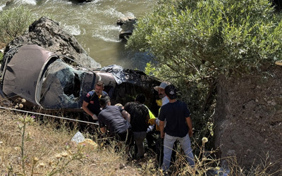 Devrilip kayaya çarptı! Feci kazada ölü ve yaralılar var