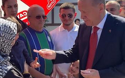 Cumhurbaşkanı Erdoğan, Rize'de komşularıyla sohbet etti