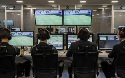 Dikkat çeken uygulama! VAR konuşmaları stadyum ekranına yansıtıldı