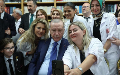Cumhurbaşkanı Erdoğan, Gazi Anadolu Lisesi'nde öğretmen ve öğrencilerle bir araya geldi