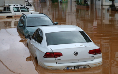 Karadeniz'de sağanak sel getirdi! Rize ve Trabzon'da yollar göle döndü, araçlar sulara gömüldü
