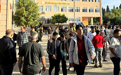 Manisa'da okul önünde silahlı saldırı! Yaralılar var, saldırgan yakalandı