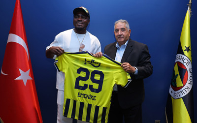 Emenike Fenerbahçe'yi ziyaret etti