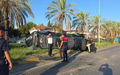 Antalya'da tur minibüsü ve 2 otomobil çarpıştı: 16 yaralı
