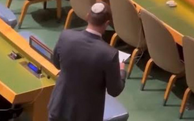 İsrailli diplomat Netanyahu BM'de konuşurken salonu terk edenleri tek tek not aldı