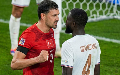 Maça damga vuran anlar! Merih Demiral kendisini zor tuttu