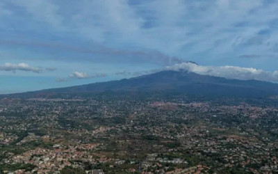 Etna Yanardağı kül püskürttü! Uçuşlar iptal