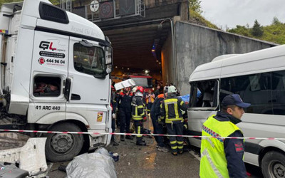 Bartın'da minibüs ile tır çarpıştı: 1 ölü, 11 yaralı