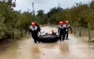 Sakarya’da selde mahsur kalan 4 kişi kurtarıldı! Bakan Çiftçi: Daima yanınızdayız!