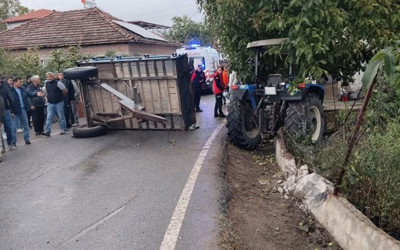 Balıkesir'de traktör römorku devrildi: 23 yaralı